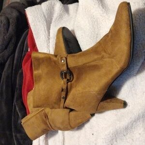 Boston Design Studio sz 9.5W booties with zippers and buckle detail in camel